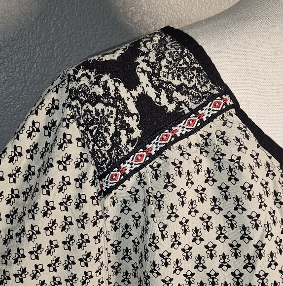 Women's Black and White Patterned Top Contrasting Shoulder, sleeves and hem.  XL - Picture 6 of 12